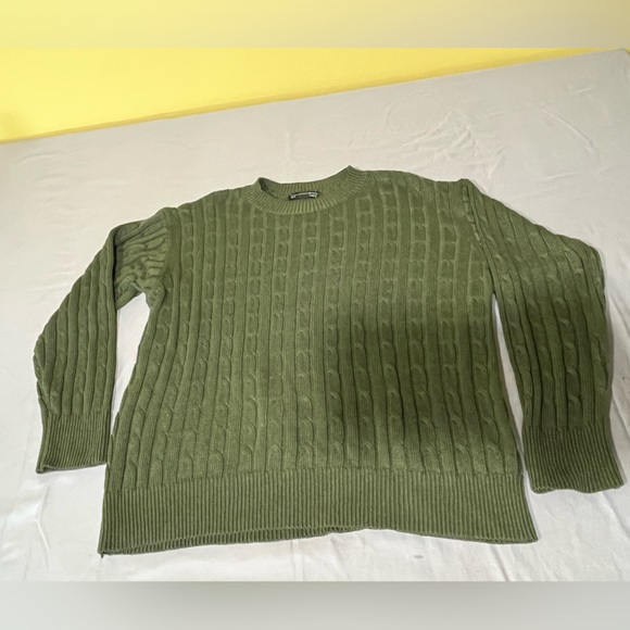 Beautiful green sweater size medium. - Picture 2 of 6